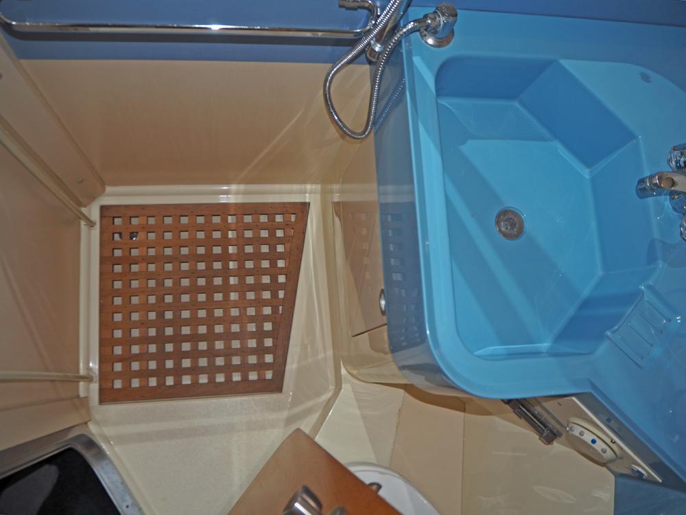 Cabin en avant, H&eacute;bergements